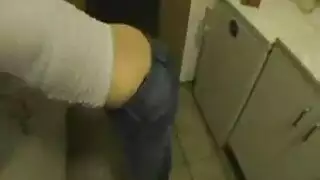 حركة جنسية مع أثداء كبيرة في وضعية النوم على البطن