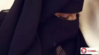 جلسة جماع مطولة: زوجة منقبة تُهيمن عليها في فيلم إباحي عربي صريح