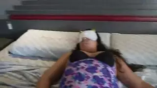 مؤامرة xxx: الابن ينتهز اللحظة مع الأم السكرانة غير المدركة