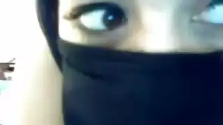 رقصة عربية إباحية: هذه الفتاة تتباهى بفتحاتها الضيقة