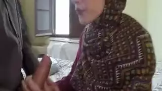 رجل عربي ممتلئ يضاجع بعمق في شريط جنسي صريح