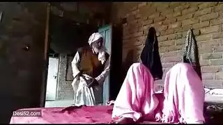 عجوز باكستاني يمارس الجنس بقوة مع زوجة ابنه الشقية في فيلم إباحي صريح