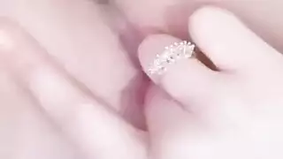 فتاة مثارة تدلك بظرها وتتلقى قضيباً صلباً لتحقيق نشوات متعددة