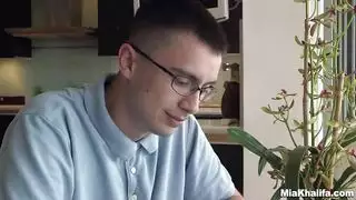 ميا خليفة تستسلم لقضيب شاب ثخين في جنس عنيف