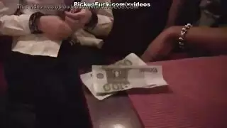 معاملة المرحاض: نقد مقابل جنس صريح غير مرشح