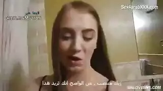 الأخت المثيرة تئن بينما ينيطها أخوها بعمق