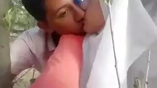 ثنائي مغربي ساخن يتبادل القبلات الرطبة والمغازلة الحسية