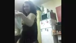 فتاة مصرية ساخنة تظهر حركات رقصها الإباحية ومهاراتها في المص العميق