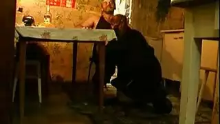 حركة جنسية صريحة على الطاولة مع فتى أجنبي قوي