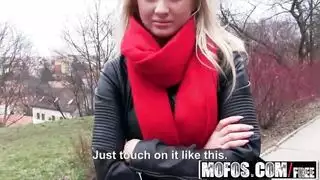 جلسة إثارة بالأصابع على الأريكة مع عاهرة شقراء مثيرة