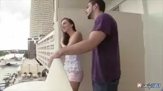 مراهقة تأخذ جنس خلفي قاسي مقابل مال من مليونير