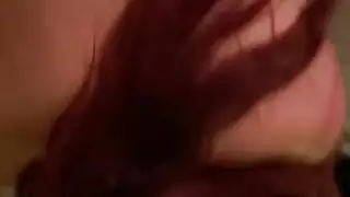 فتاة شقراء تنك رجالاً متزوجين بدون واقي