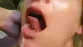 مراهقة سمراء ساخنة تأخذ نكاح مزدوج بجانب البحر