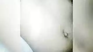 مهبل أملس وستايلتو: جنس صارخ في حديقة عامة