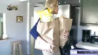 سيدة ناضجة ذات أثداء ضخمة تظهر لشاب خجول كيفية التعامل مع قضيب قوي