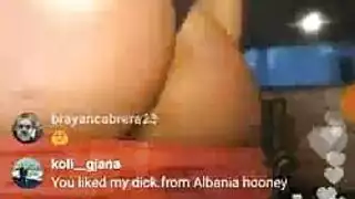 أبيلا دينجر وجيسيكا جايمز في بورن نهاري صريح