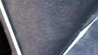 فتيات روسيات يتشاركن قضيبًا صلبًا في علاقة جنسية جماعية جامحة