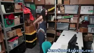 اُمسكت وهي تسرق، فدفعت الثمن بجنس قوي في شاحنة