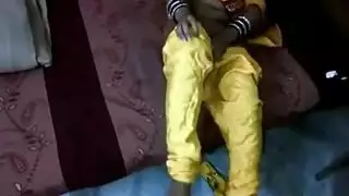 عاهرة ممحونة ذات أثداء لامعة عملاقة في مشهد إثارة صريح