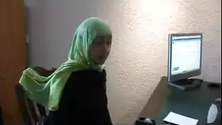 فتاة مغربية مسلمة تلهو مع سحاقية أوروبية في مشهد صريح