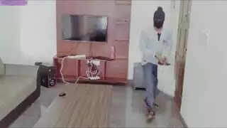 إباحية محظورة: اختراق خشن وعميق على أرضية غرفة المعيشة