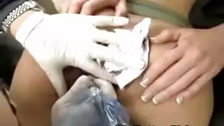 فتى يدخل قضيبًا لعبة بعمق في فتحة مؤخرتها