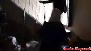 محجبة تنزل على رجل في مشهد جنس عربي صريح
