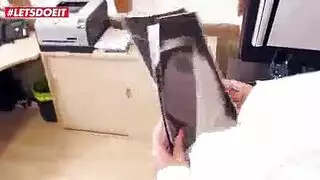 الموظفة الألمانية تتناك من العامل الزنجي في خرم طيزها