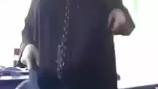 فتاة مثارة تداعب مهبلها حتى تصل لهزة جماع شديدة