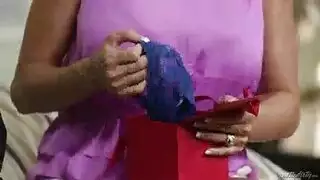 عروس ذات صدر كبير تُدقّق من قبل رجلها في فيلم منزلي صريح