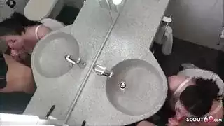 رغبات الأشقاء تنفجر في جنس حمام مبلل