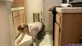 تعثر زوجة الأب المفتعل يؤدي لجنس ثلاثي عنيف