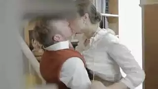 شهوة المكتبة: شقراء تنيك كسها بقوة وتغمر صدرها بالسائل المنوي