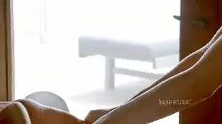 نجمة أفلام اليابانية للكبار ذات أثداء ضخمة تقدم تدليكًا للمهبل