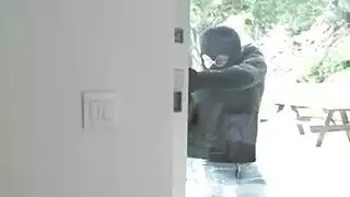 سكس حرامي عنيف ينيك بنت المستأجر في فيلم سطو ساخن