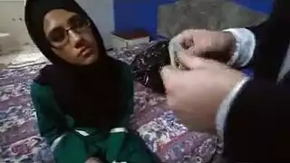 فتيات محجبات عاهرات يحصلن على ثقب مشدود