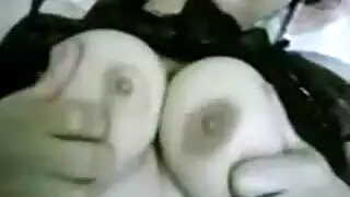 عاهرة مصرية تكشف عن ثدييها وتأخذ قضيبًا قاسيًا