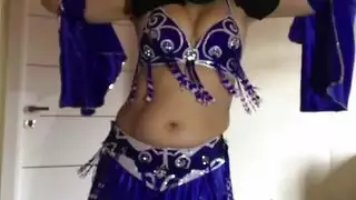 رقص البطن المثير لفتاة محجبة