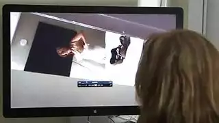 ربة منزل مثارة تستمني على أفلام جنس صريحة
