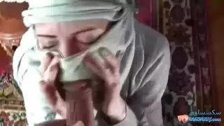 فتاة محجبة تمص زب صديقها الصلب بفمها