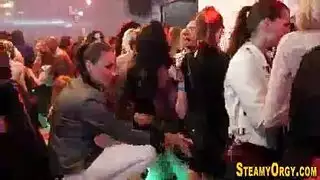 ابن يغتصب امه من طيزها بعد مساج ساخن