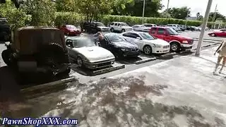 المرأة الشقراء تجسس على رجل التنظيف للحصول على علاج المتلصص واستراحة التبول