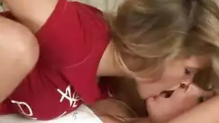 تقبيل عميق ووضعيات سحاقية متعددة