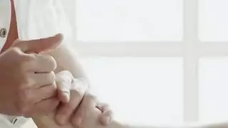 اجعلها تئن من خلال لعق البظر بشدة