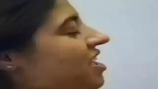 إباحية في المكتب: سكرتيرة هندية تمص الزب ثم تركبه بقوة