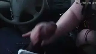 جنس سيارات إكس إكس إكس: فتاة مهووسة بالزب تمص بقوة في السيارة