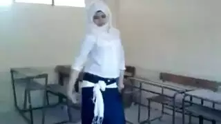 رقص شرقي خاص لطالبة ينتهي بممارستها الجنس بعنف على الأرض