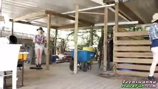 فحل محظوظ يخدم ثلاث مجموعات جائعة من الشفاه