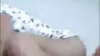 جميلة لبنانية ذات أثداء ممتلئة تعمل على قضيبه بيديها وفمها