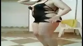 مغوية عربية بملابس نوم خفيفة تدفع بفخوذها الممتلئة ومؤخرتها المستديرة بشدة